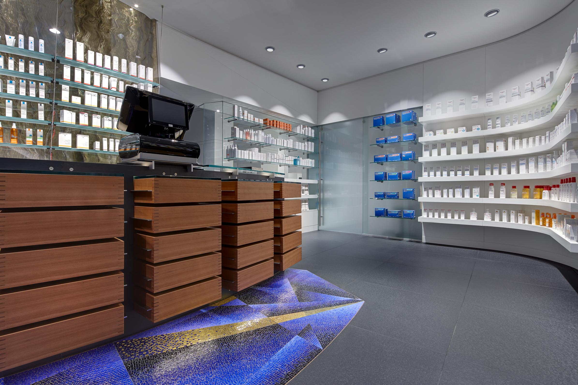 Aesculap Apotheke, Handverkaufstisch aus Blaustahl und Kirschholz