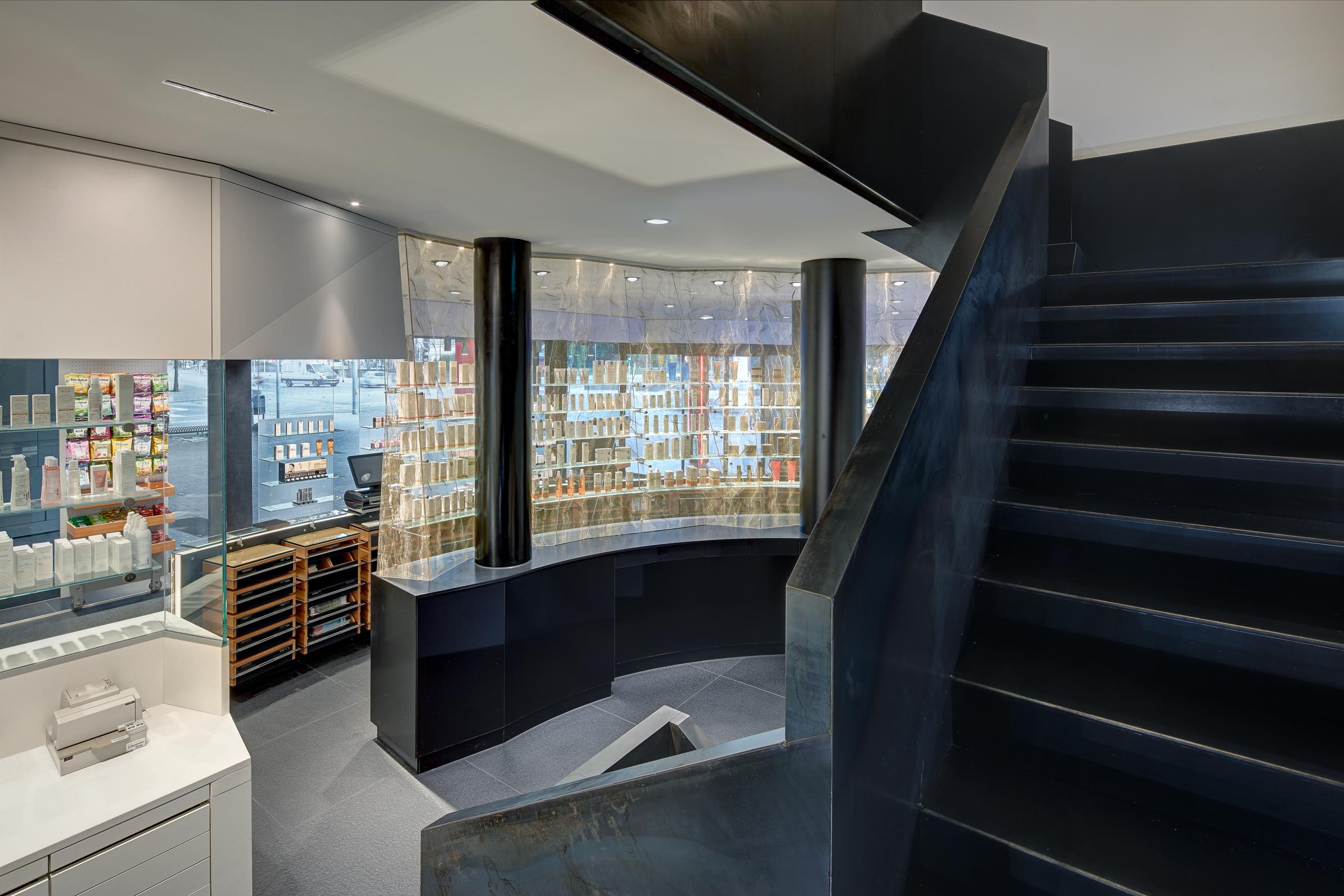 Aesculap Apotheke, transparente Sichtwahl und Treppe aus Blaustahl