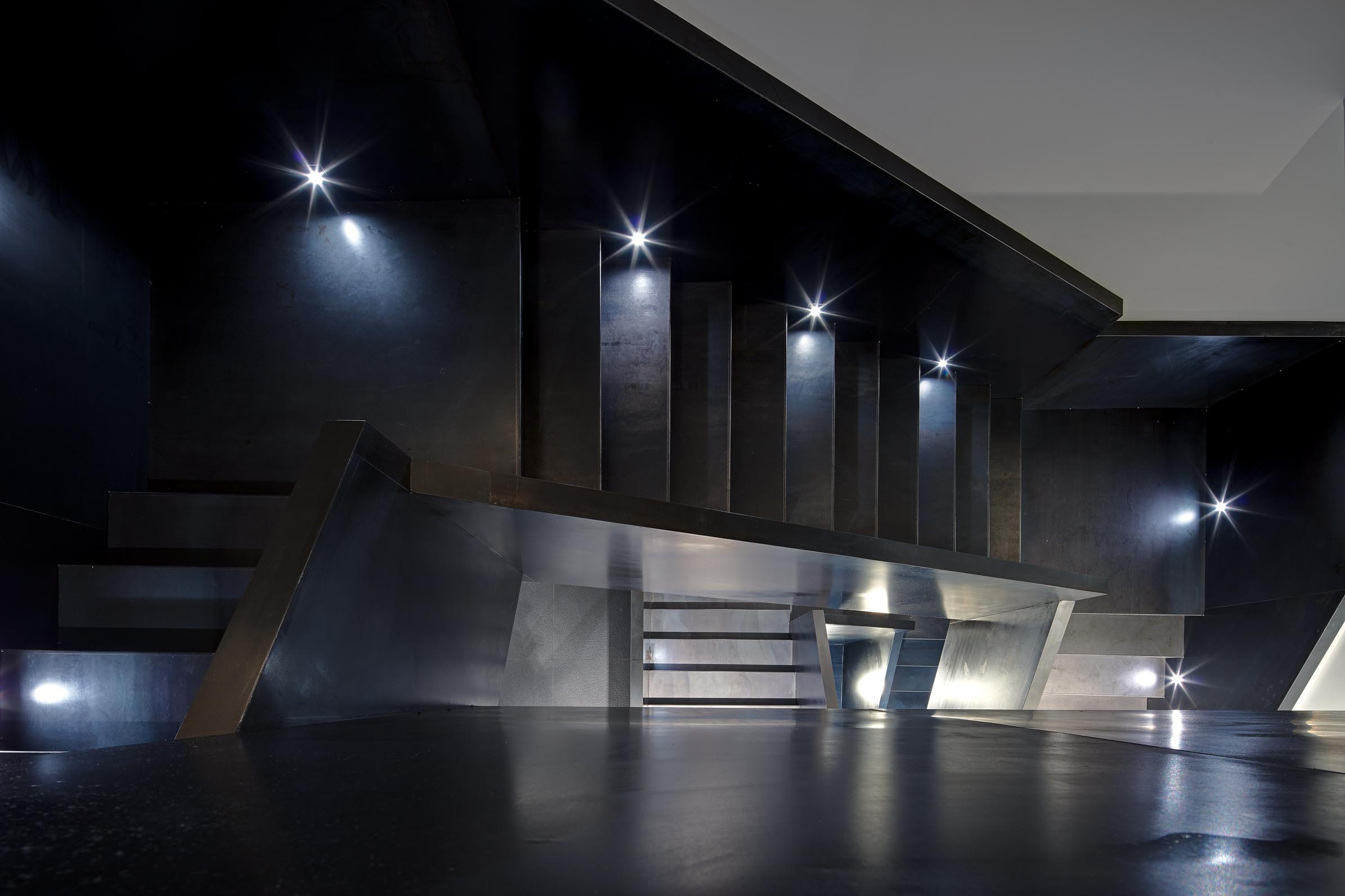 Aesculap Apotheke, Treppe aus Blaustahl