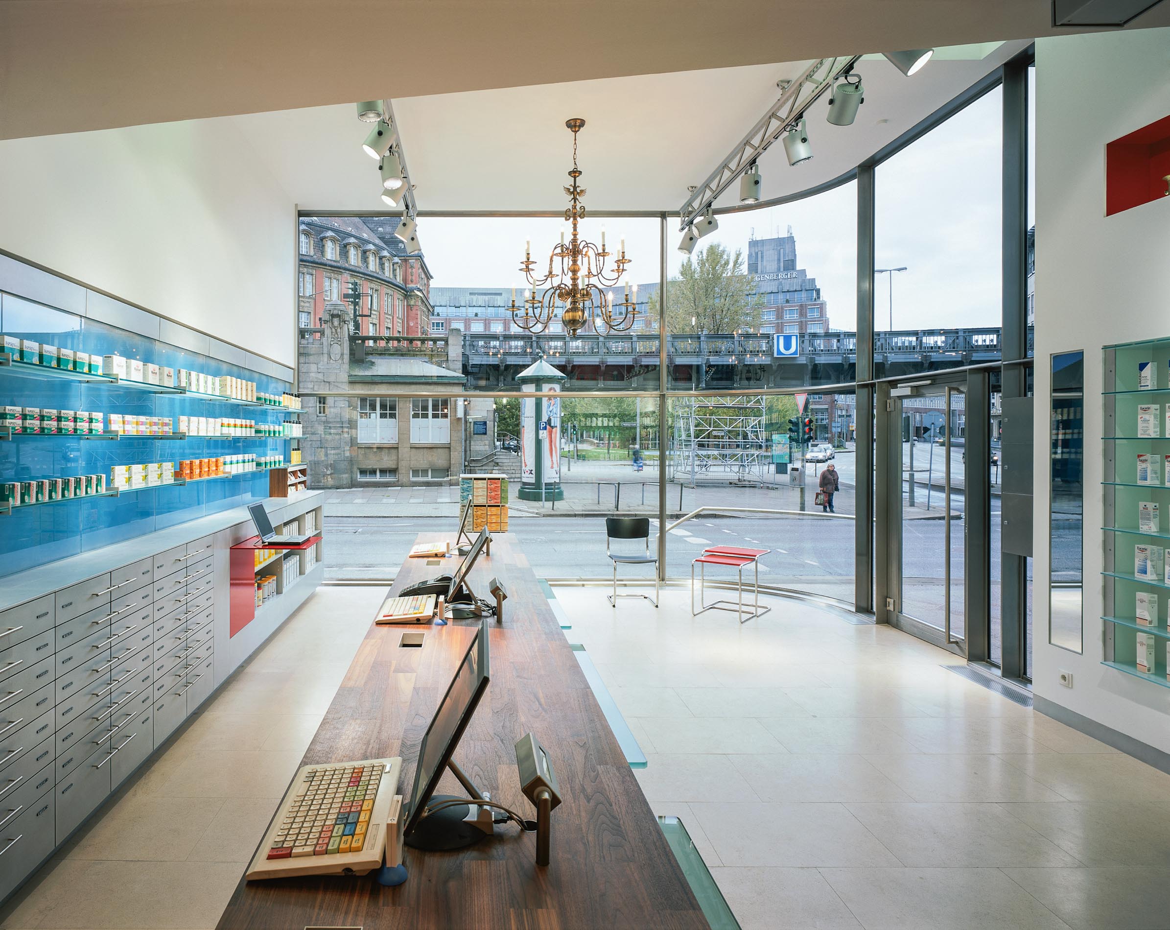 HV-Tisch und Sichtwahl am Schaufenster bei Tag