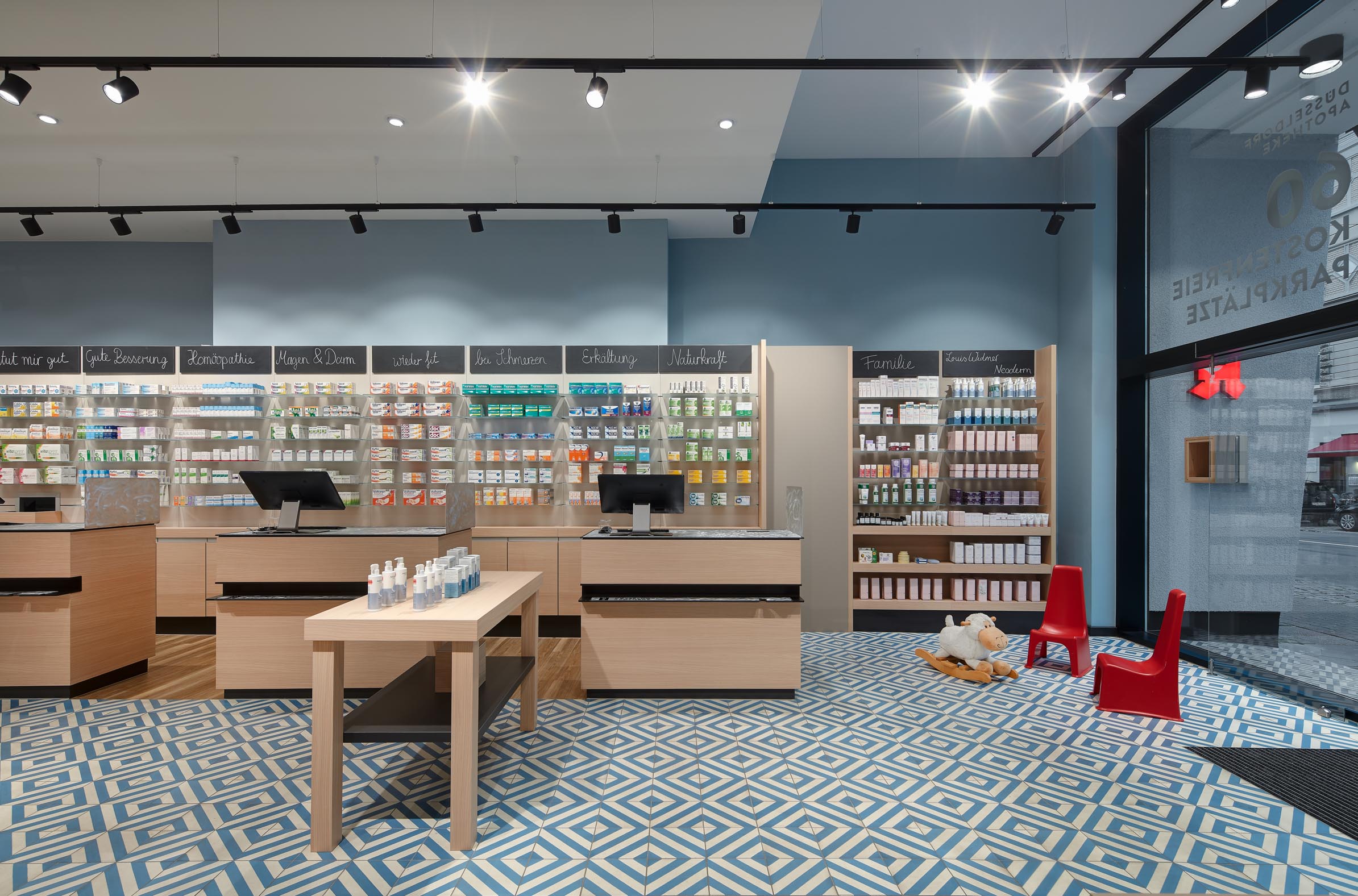 Düsseldorf Apotheke Bilk, Offizin mit Sichtwahl