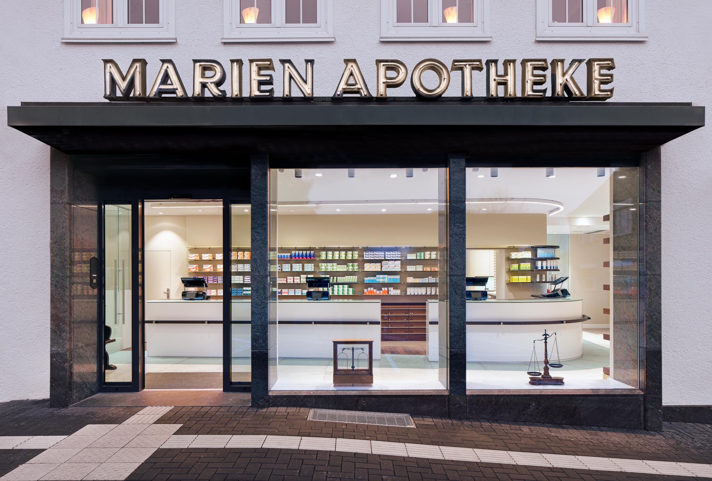 Marien Apotheke Aldenhoven, Eingang, Fassade und Schaufenster