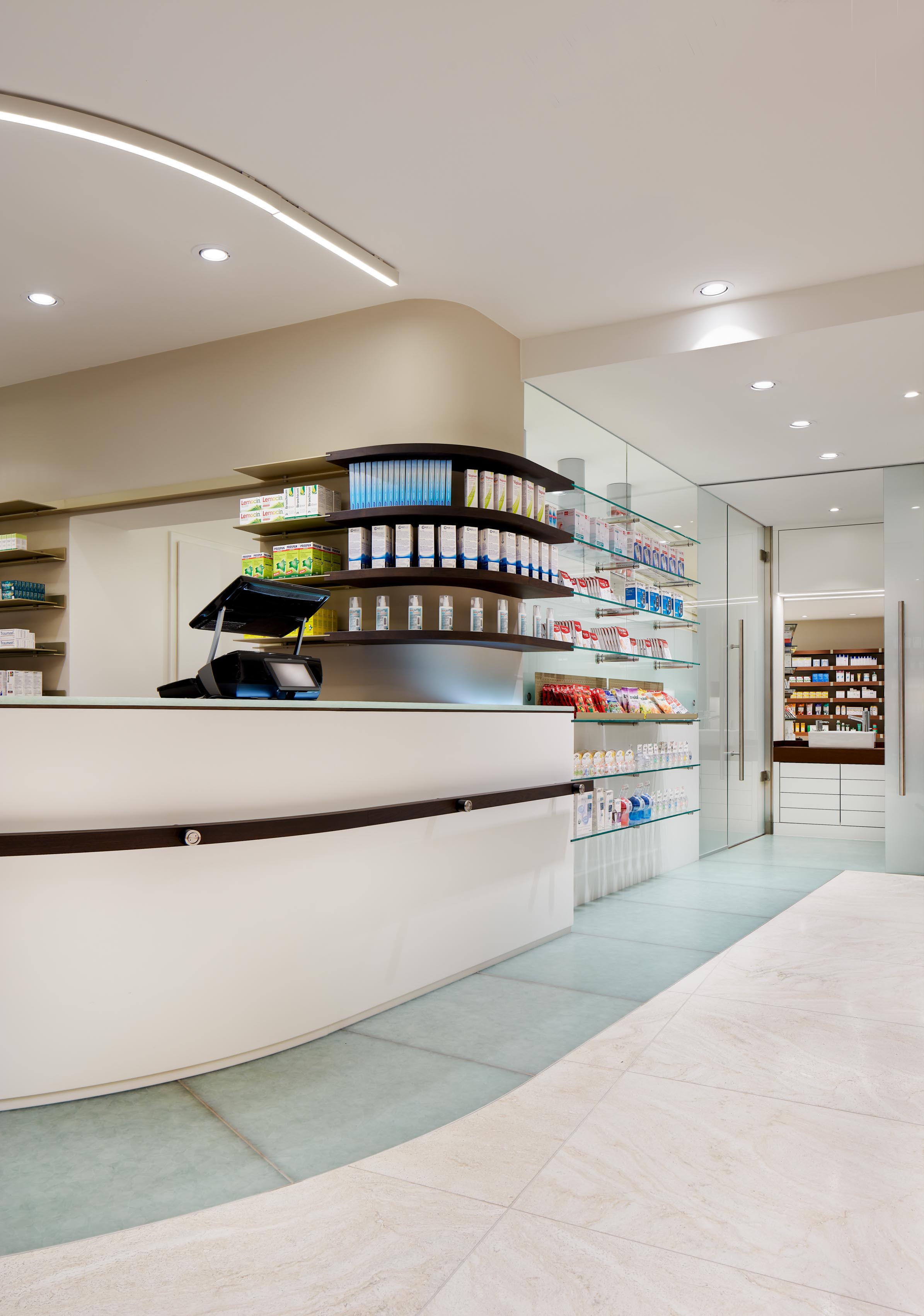 Marien Apotheke Aldenhoven, Freiwahl, HV-Tisch und Offizin