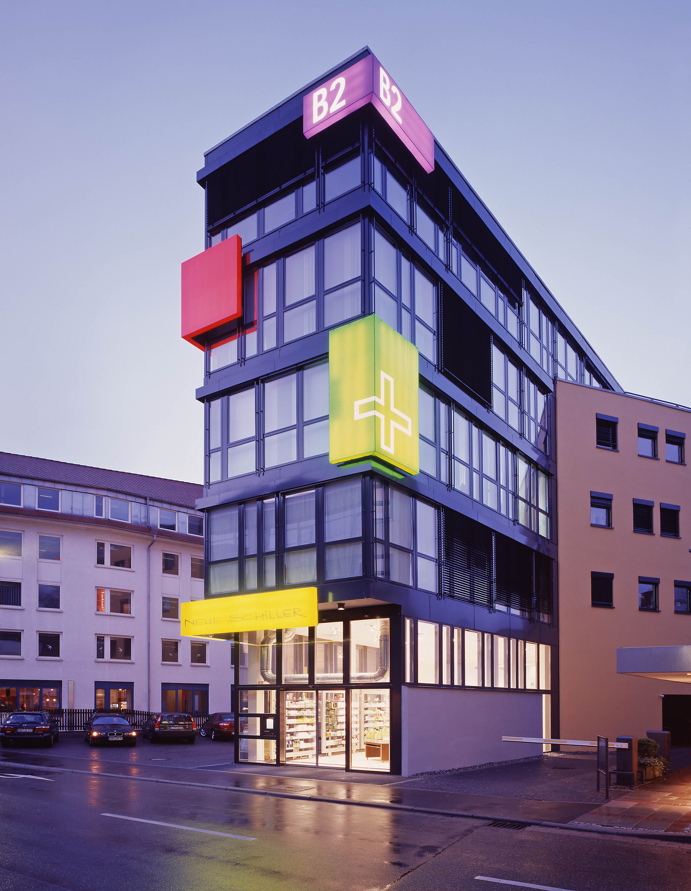 Moderne Schiller Apotheke mit markanter Leuchtreklame und großzügiger Glasfassade in Heidenheim