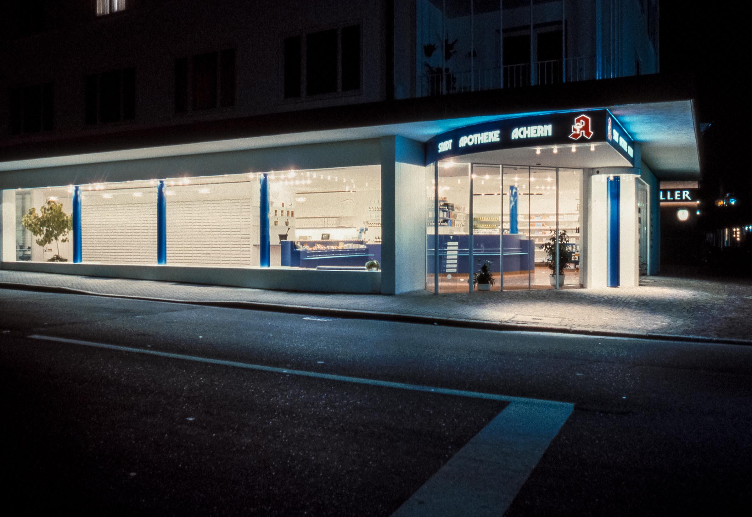 Stadt-Apotheke Achern, Schubsäulen im beleuchteten Schaufenster