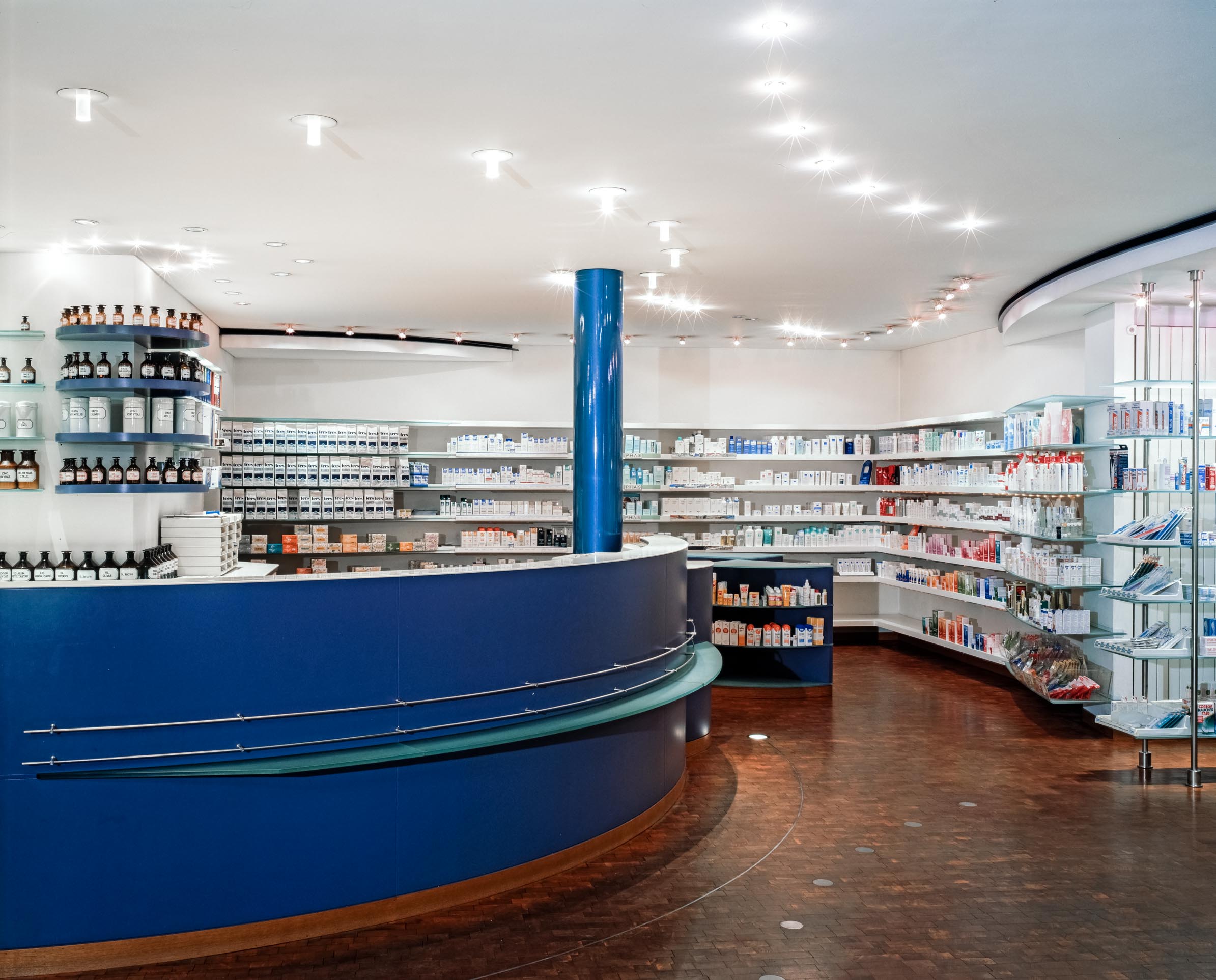 Stadt-Apotheke Achern, Überblick Offizin, HV-Tisch mit Kassensystem
