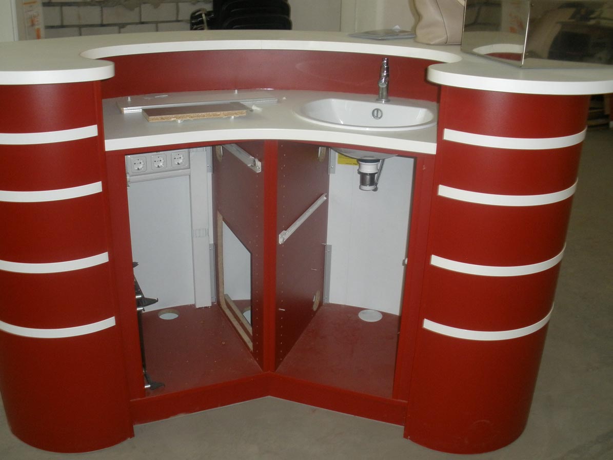 Alter roter HV-Tisch