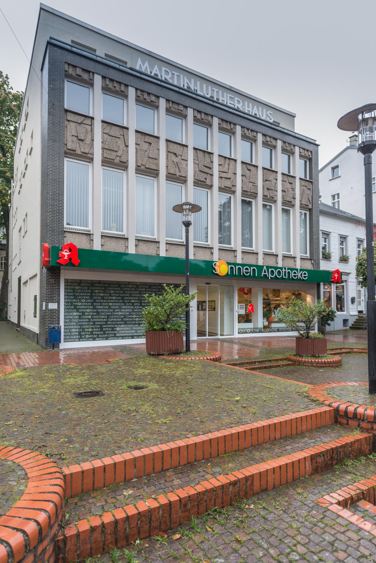 Fassade des Martin-Luther-Hauses mit neuer Sonnen Apotheke