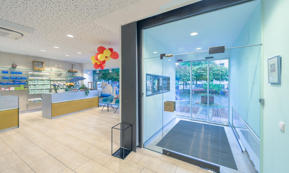 Eingang, Windfang und Notdienst der Sonnen Apotheke