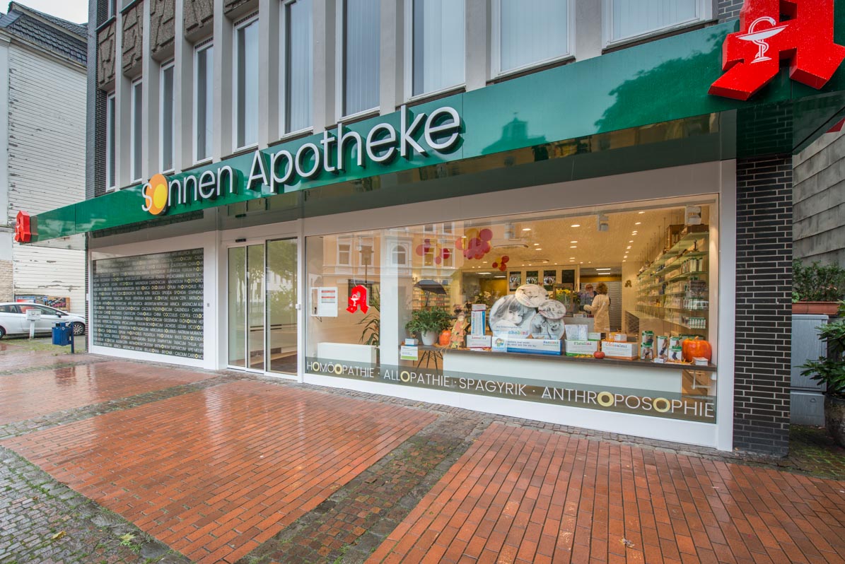Fassade mit neuem Logo der Sonnen Apotheke