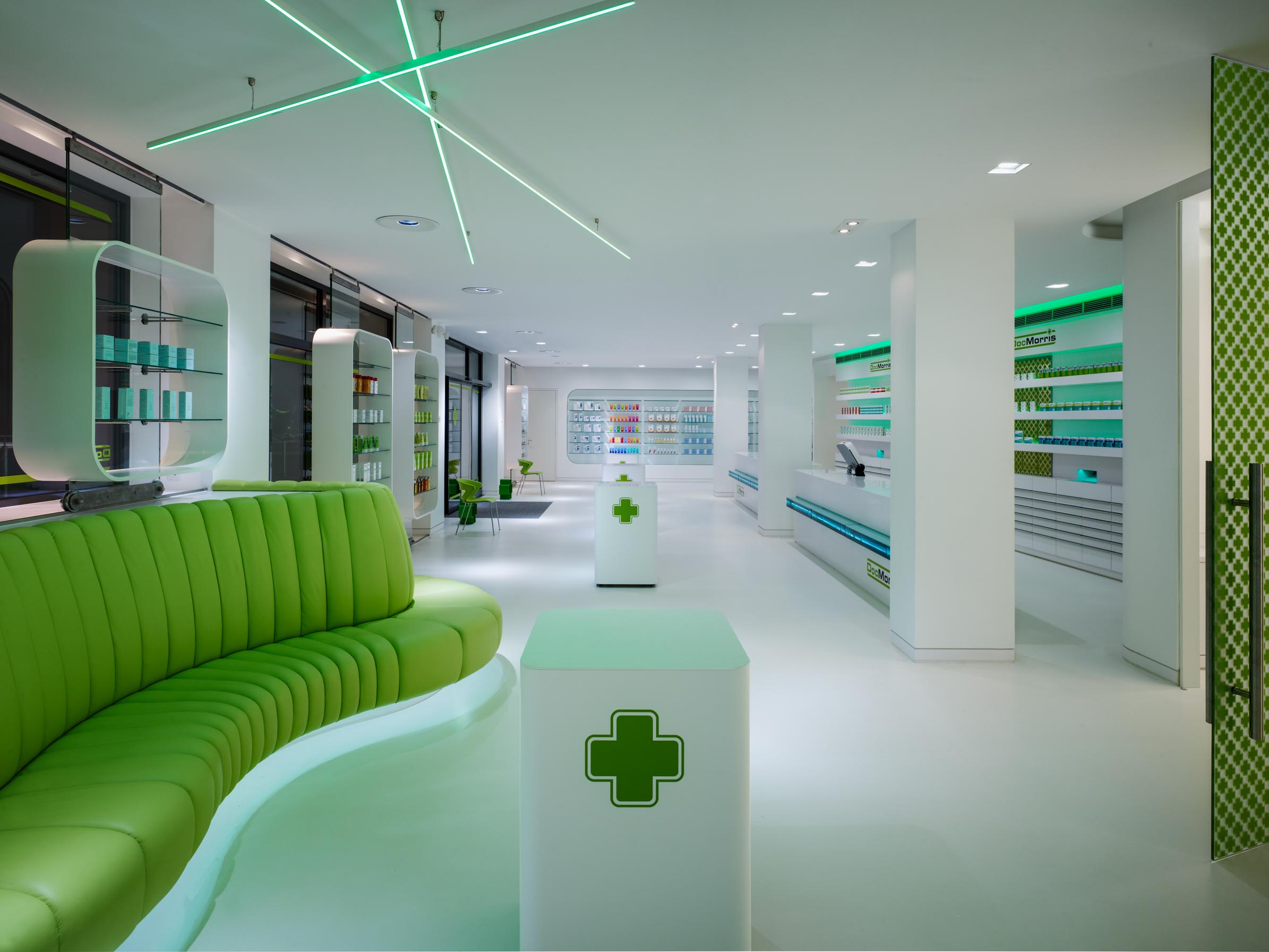 DocMorris Apotheke mit grüner Beleuchtung