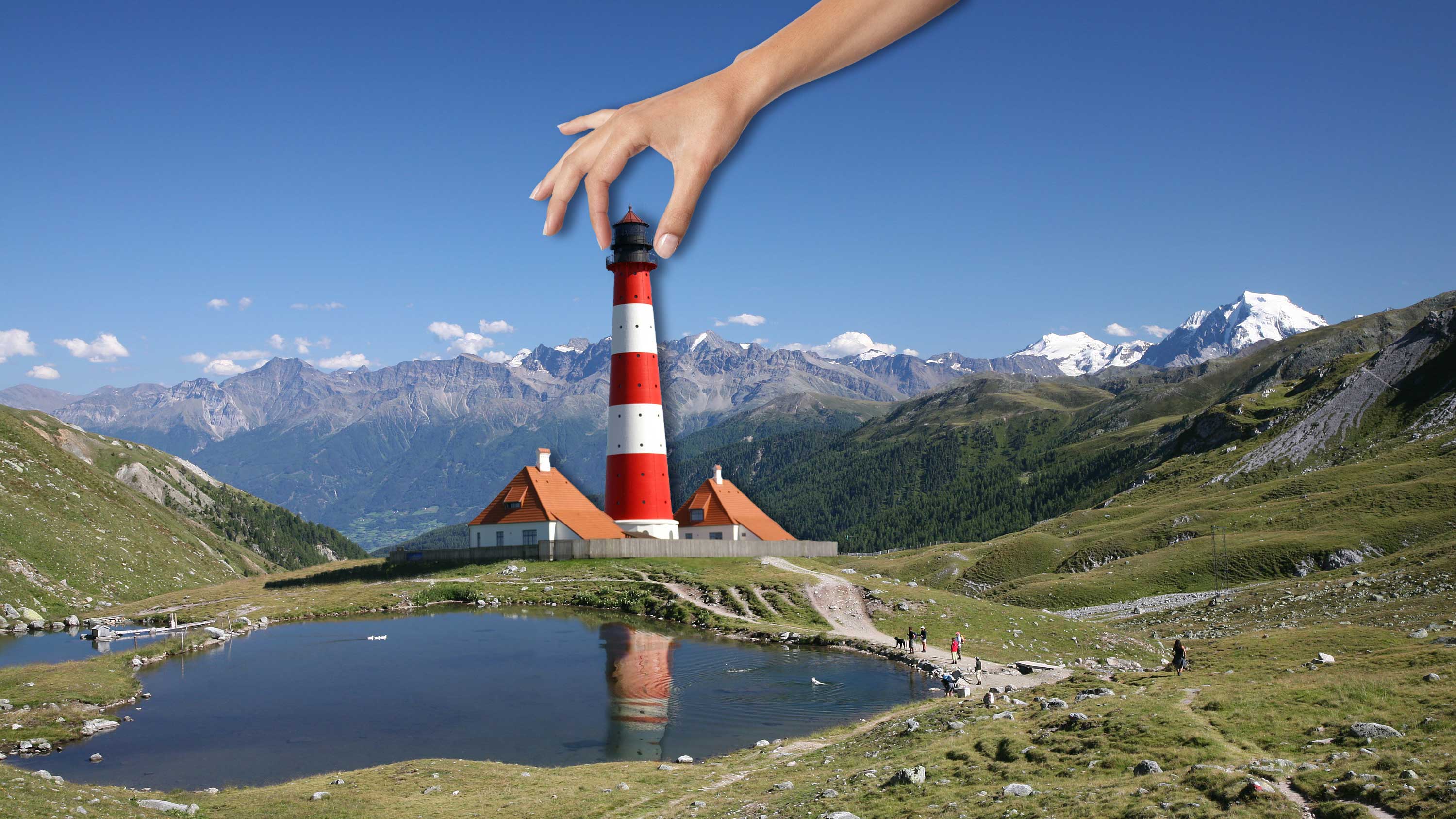 Leuchtturm in einer Berglandschaft
