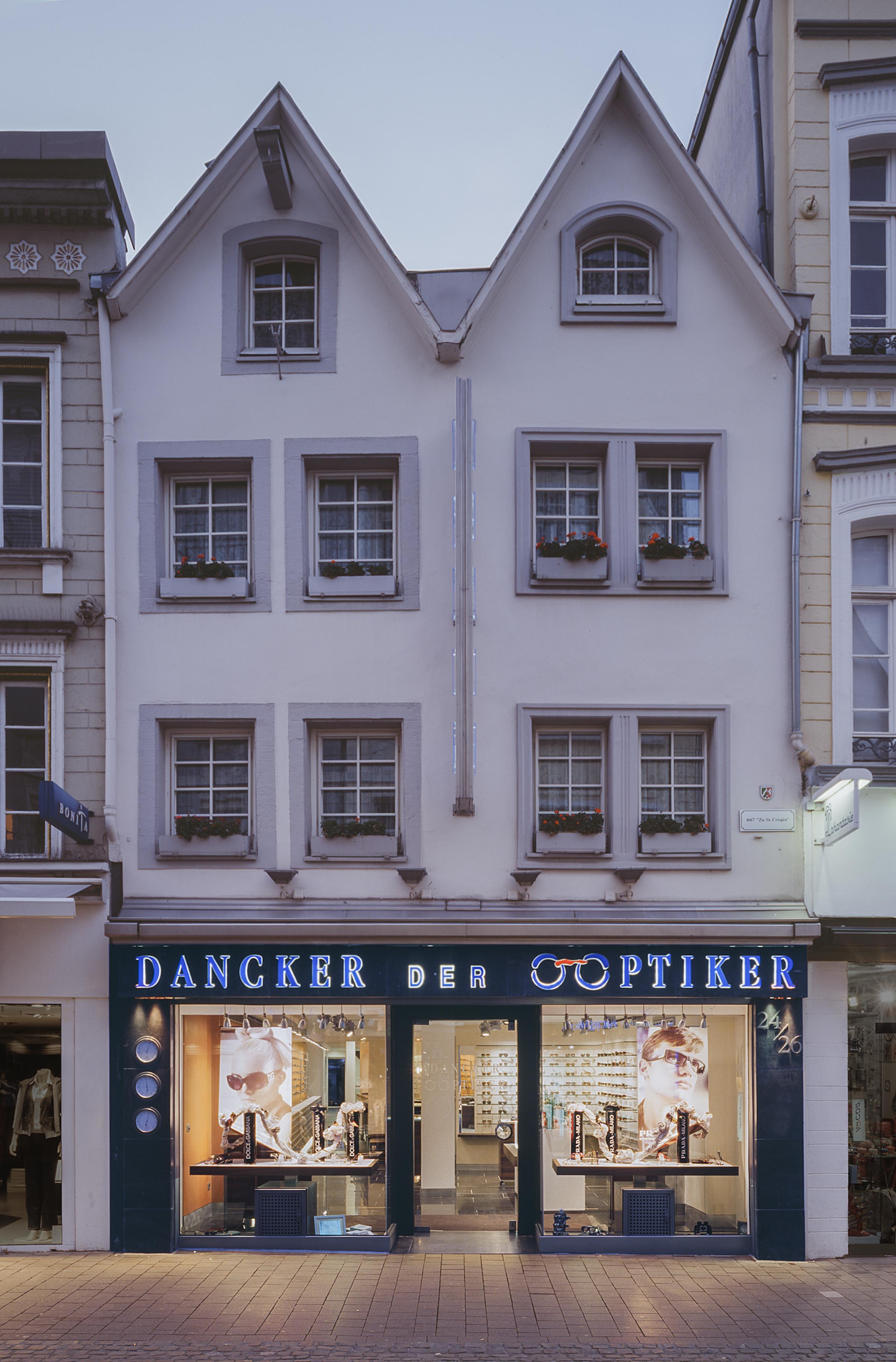 Dancker der Optiker in Bonn, Fassade und Schaufenster in der Fußgängerzone