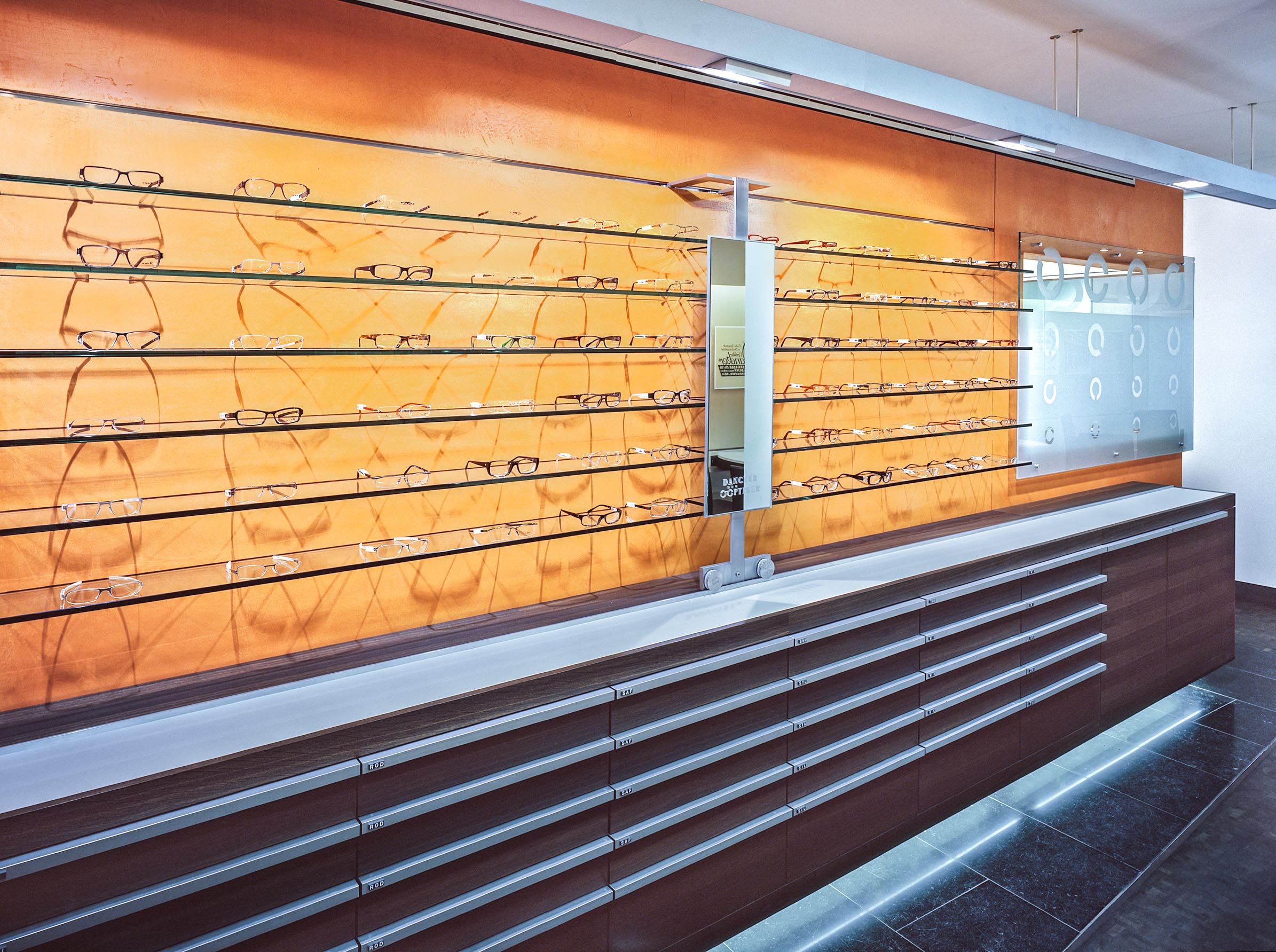 Werkstattbereich hinter der Brillenwand