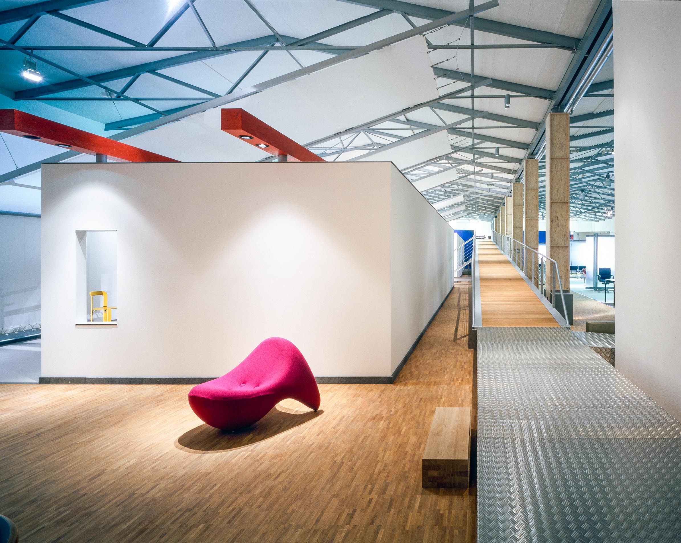 Ausstellungshalle unter freigelegtem Stahltragwerk