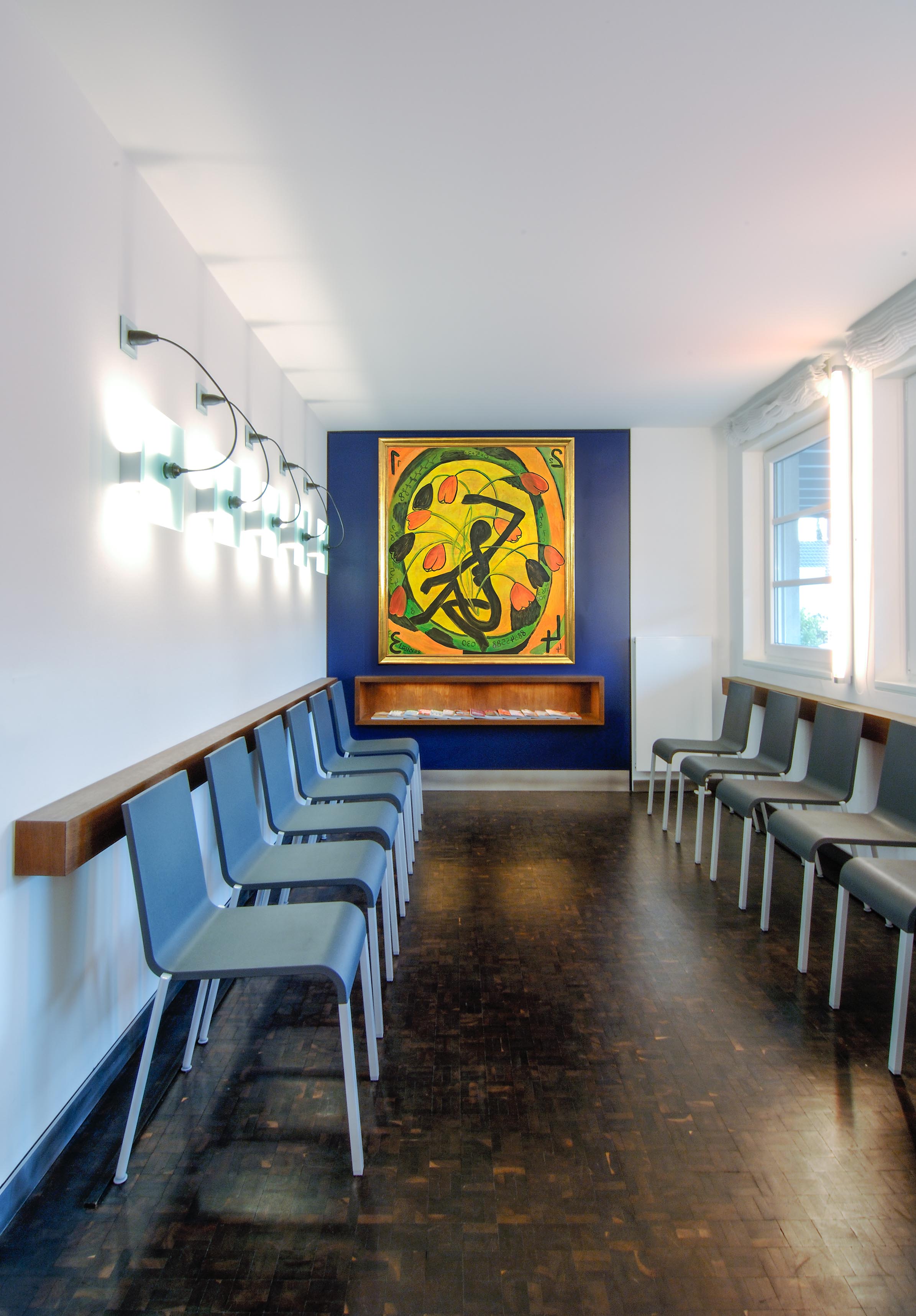 Wartezimmer mit Kunst