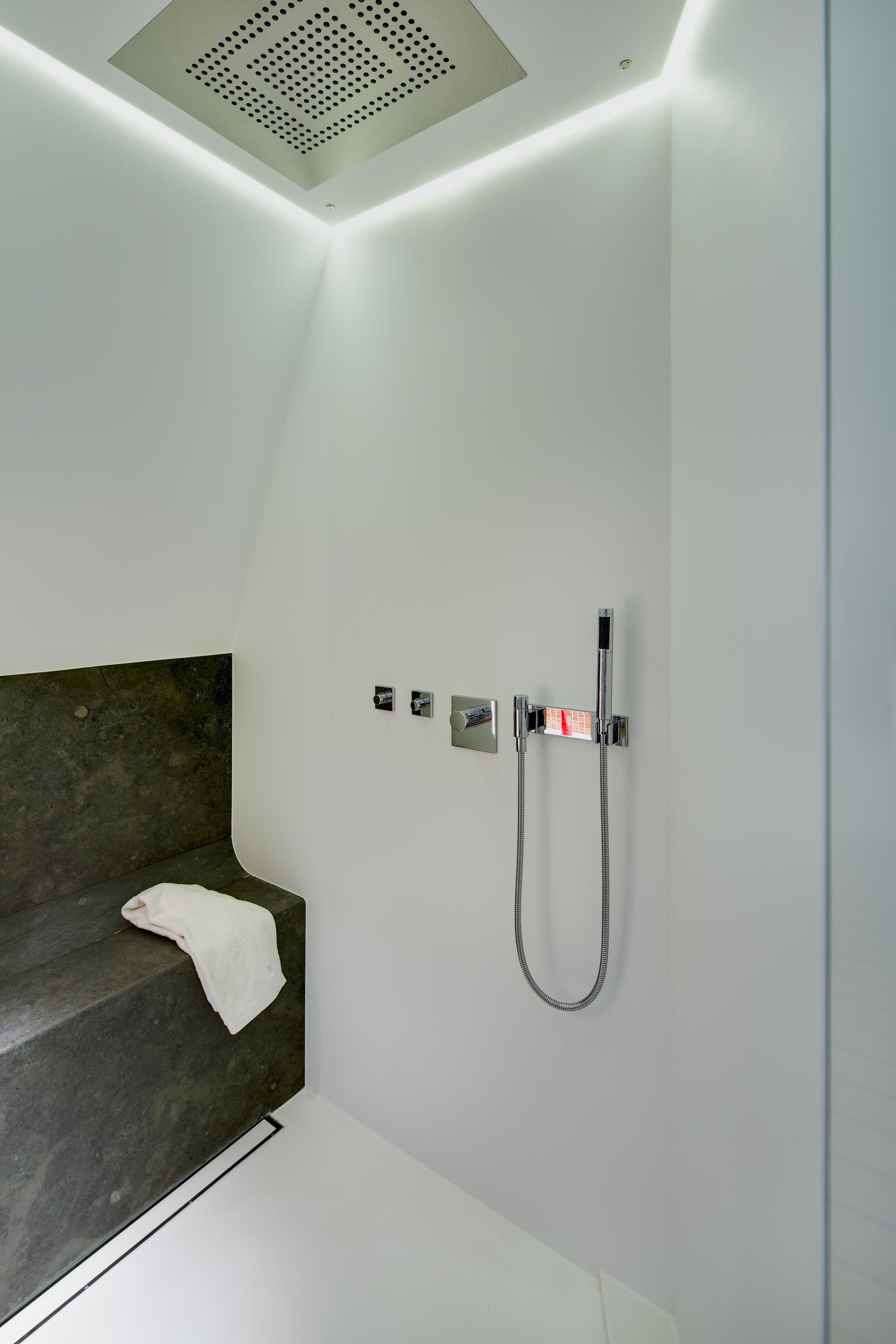 Maßgefertigte Corian-Dusche mit Sitzbank aus Anröchter Dolomit